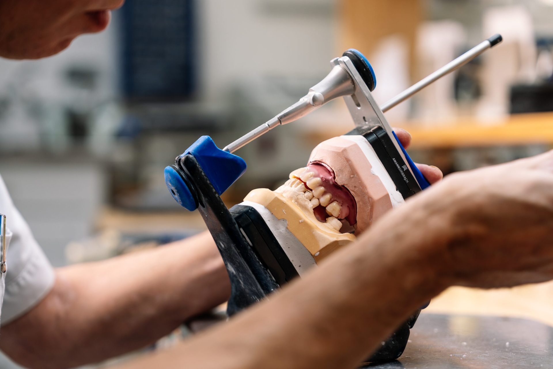 Studiemodellen in een Artex-articulator worden gecontroleerd op occlusie en articulatie