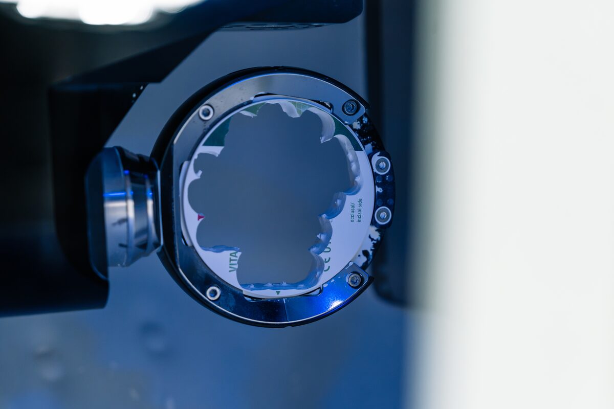 Gefreesde tandtechnische werkstukken in een materiaaldisc