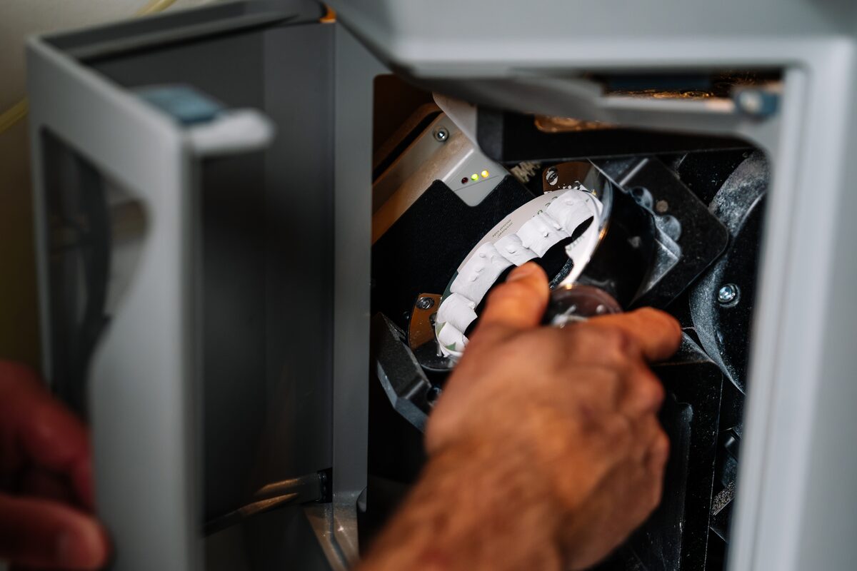 Blik in de freeskamer waar een disc wordt geplaatst