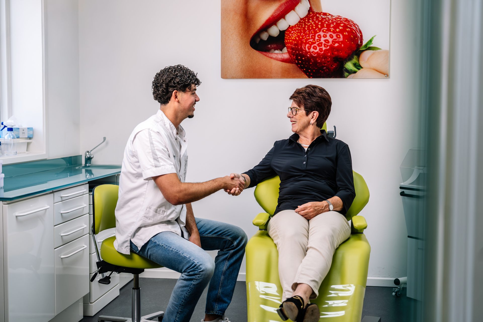 Onze klinisch prothesetechnicus verwelkomt een patiënt in de eigen behandelkamer