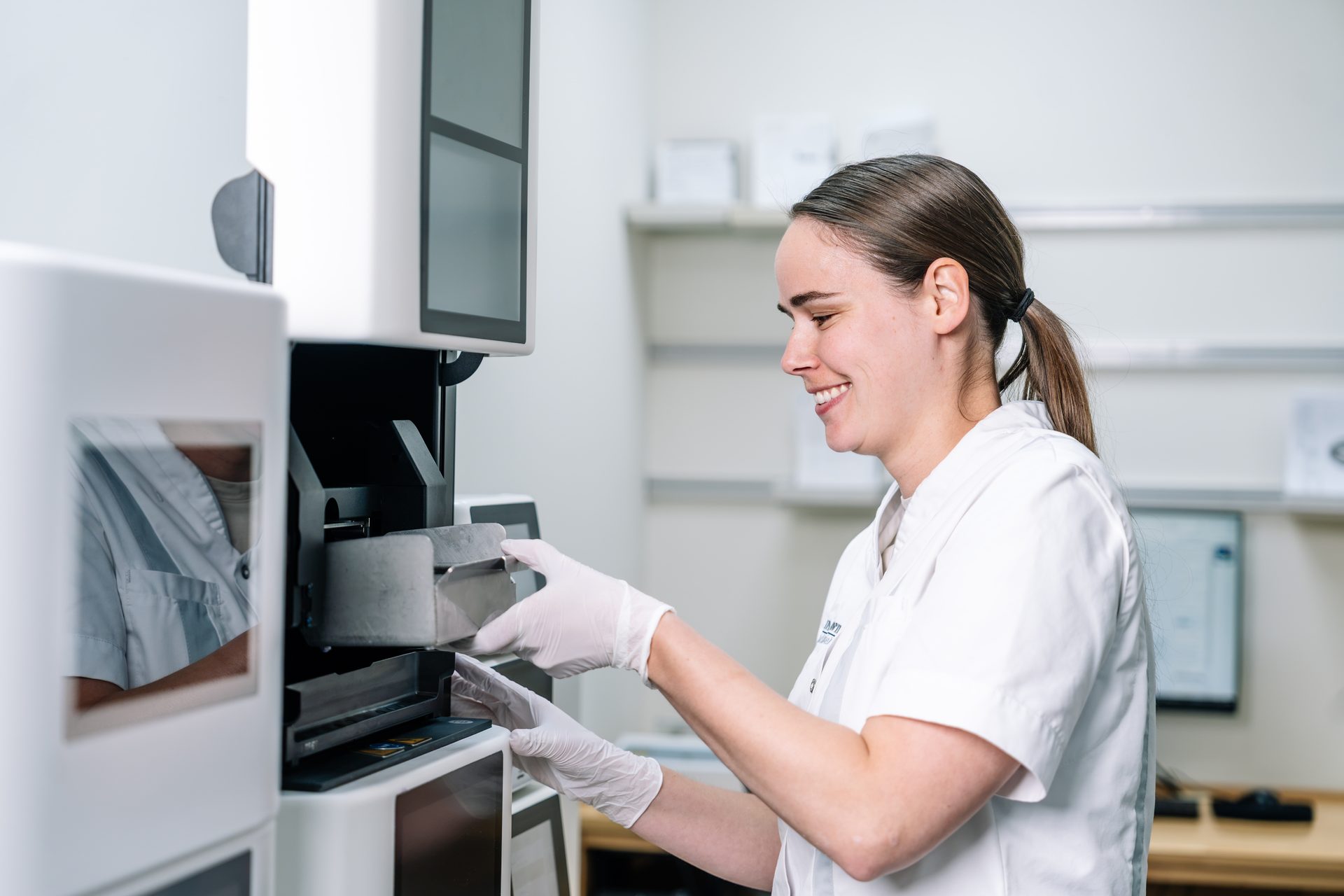 Tandtechnicus haalt een geprint model uit de 3D-printer in het laboratorium