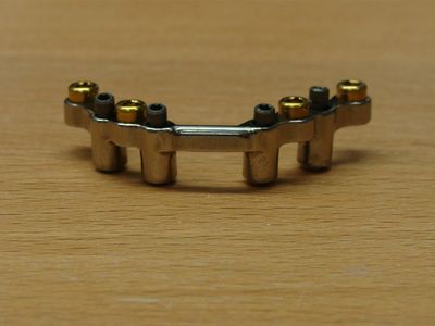 Gefreesde steg met goudkleurige hulzen op de werkbank