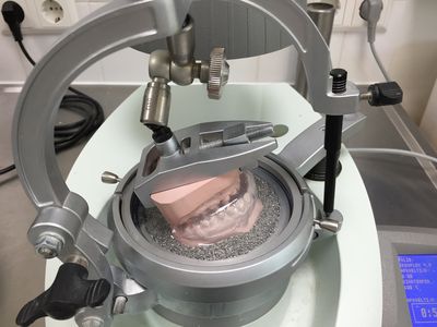 Werkmodel in het dieptrekapparaat in het laboratorium