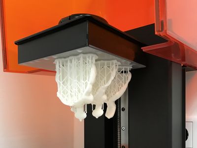 Geprinte werkstukken aan het bouwplatform van de 3D-printer